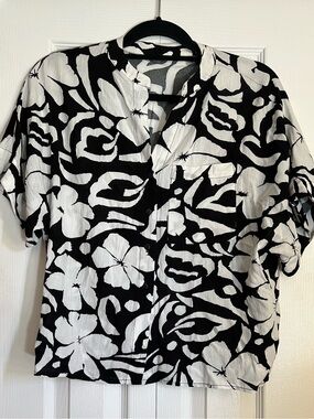 T Tahari Black and White Floral Button-Front Shirt size Small